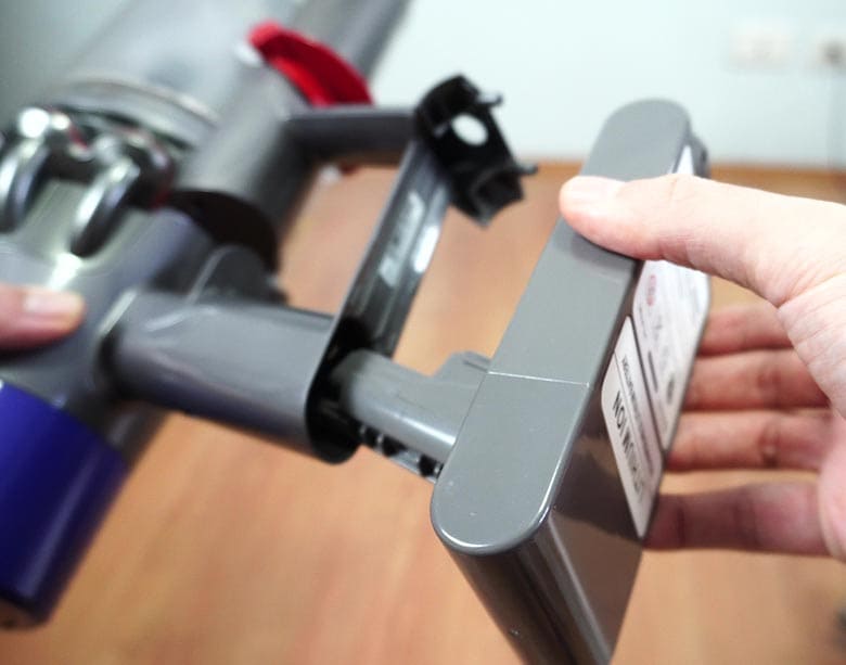 BEFORE YOU BUY a Dyson Cordless Vacuum Learn This! Frequent Points You MAY NOT KNOW About